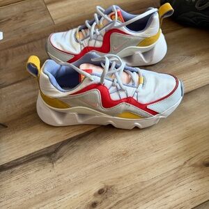 size 6.5
Nike Women's RYZ 365 Red Topaz Gold